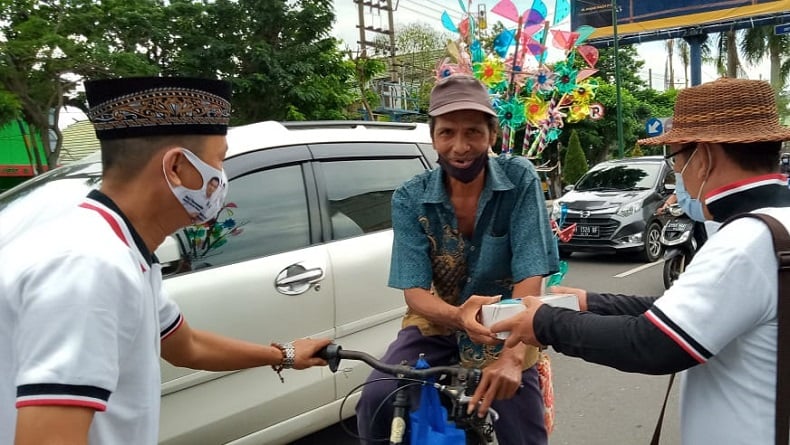 title Perindo Jambi Bagikan Ratusan Takjil dan Nasi Kotak bagi Warga di Kawasan Thehok Perindo Jambi Bagikan Ratusan Takjil dan Nasi Kotak bagi Warga di Kawasan Thehok