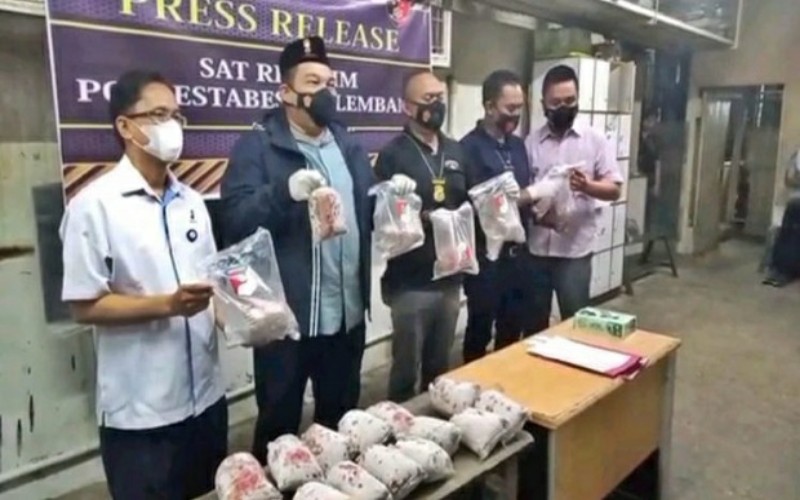 Polisi Buru Aktor Utama Peredaran 8,3 Ton Ikan Giling Berformalin di Palembang 