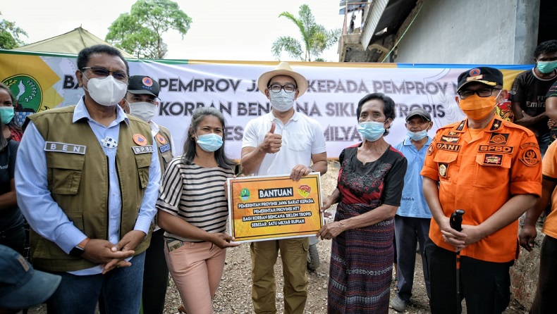Kunjungi Kupang, Ridwan Kamil Serahkan Bantuan Rp1 Miliar untuk Korban Banjir dan Longsor