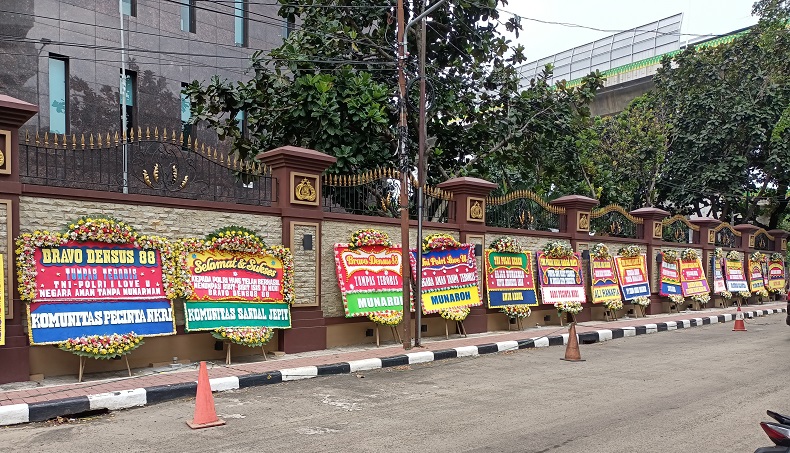 title Gara-Gara Menangkap Munarman, Mabes Polri Banjir Karangan Bunga Gara-Gara Menangkap Munarman, Mabes Polri Banjir Karangan Bunga