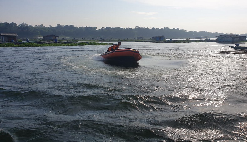 Wanita Bersweater Kuning Lompat dari Jembatan dan Hilang Terseret Sungai di Karawang