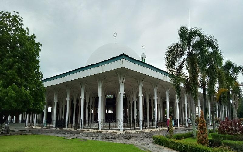title Penampakan Masjid Seribu Tiang yang Dikenal Gegara Gus Dur Singgah Sholat Penampakan Masjid Seribu Tiang yang Dikenal Gegara Gus Dur Singgah Sholat