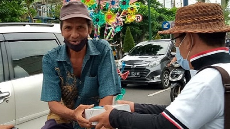 title Kegembiraan Warga Mendapat Takjil dan Nasi Kotak dari Perindo Jambi jelang Buka Puasa Kegembiraan Warga Mendapat Takjil dan Nasi Kotak dari Perindo Jambi jelang Buka Puasa