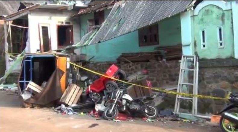 title Kasus Penganiayaan Berujung Maut di Batang, Rumah Keluarga Pelaku Dirusak Massa  Kasus Penganiayaan Berujung Maut di Batang, Rumah Keluarga Pelaku Dirusak Massa