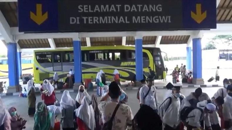 title Mudik Lebih Awal, Ratusan Santri asal Bali Tiba di Terminal Mengwi Mudik Lebih Awal, Ratusan Santri asal Bali Tiba di Terminal Mengwi