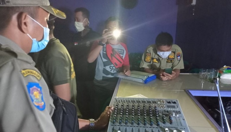  Beroperasi di Bulan Ramadan, Speaker Tempat Karaoke di Padang Disita Satpol PP