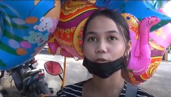 Ayah Kena PHK, Gadis Cantik di Barito Utara Rela Berjualan Balon