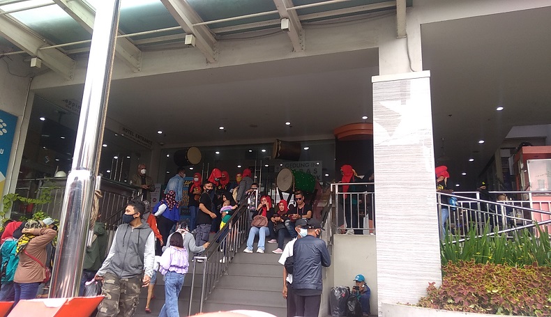 Seolah Tak Ada Covid-19, Warga Berdesak-desakan Beli Baju di Pasar Baru Bandung