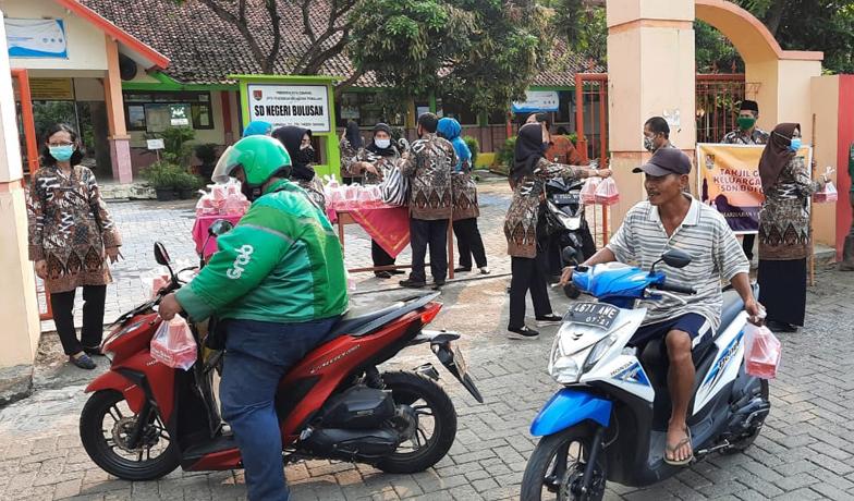 Hardiknas, Guru SDN Bulusan Semarang Bagikan Takjil di Jalanan