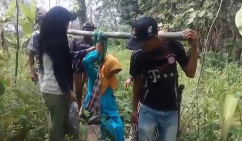 title Miris, Ibu Hamil Terjatuh saat Ditandu ke Puskesmas, 2 Bayinya Meninggal Miris, Ibu Hamil Terjatuh saat Ditandu ke Puskesmas, 2 Bayinya Meninggal