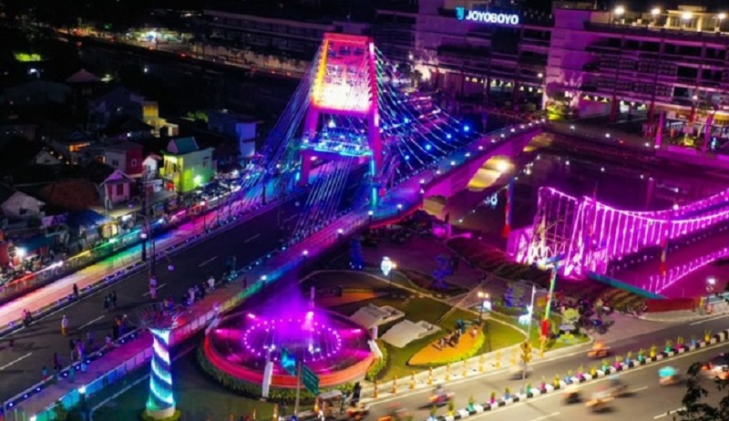 Cahaya Lampu Aneka Warna Jadi Daya Tarik Jembatan Sawunggaling Surabaya untuk Berfoto 