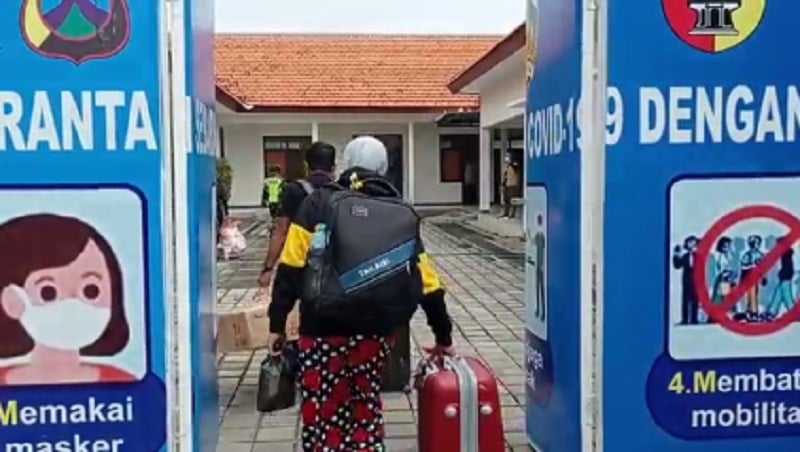 3.636 TKI Jalani Karantina, Khofifah: Alhamdulillah Belum Ada Mutasi Covid-19 