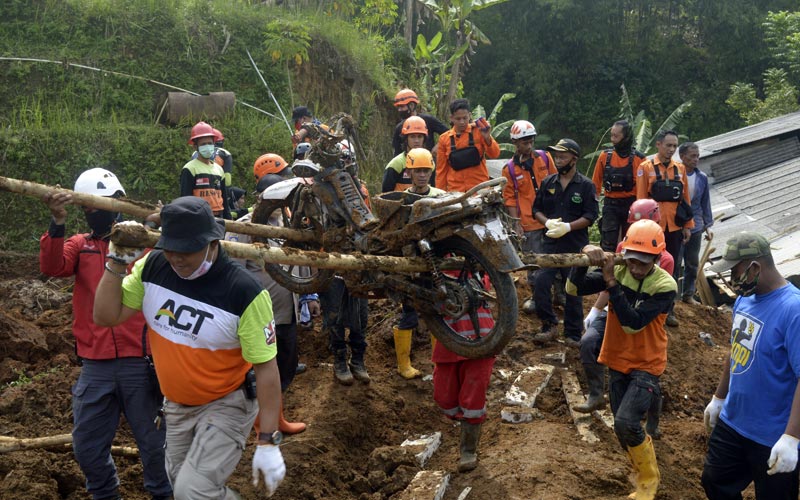  Seorang Anak Meninggal Dunia Akibat Tanah Longsor di Sukabumi - Bagian 1