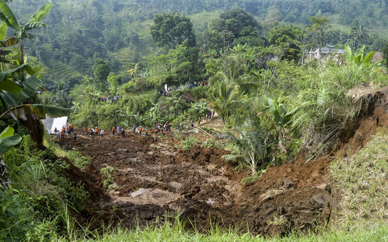  Seorang Anak Meninggal Dunia Akibat Tanah Longsor di Sukabumi - Bagian 2