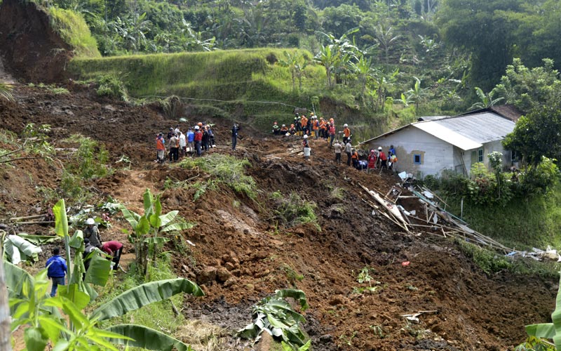  Seorang Anak Meninggal Dunia Akibat Tanah Longsor di Sukabumi - Bagian 3