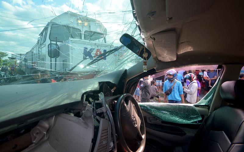 Kecelakaan Perlintasan Sebidang, Satu Minibus Ringsek Dihantam KA Sibinuang - Bagian 2