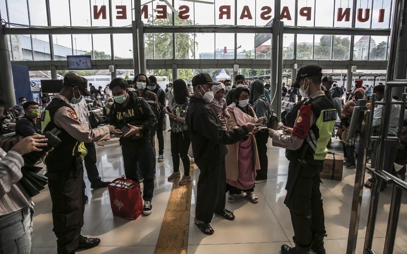 Jelang Pemberlakuan Pelarangan Mudik, Jumlah Penumpang KA di Stasiun Pasar Senen Melonjak - Bagian 4