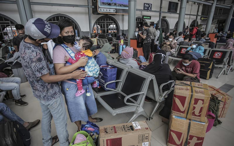 Jelang Pemberlakuan Pelarangan Mudik, Jumlah Penumpang KA di Stasiun Pasar Senen Melonjak - Bagian 3