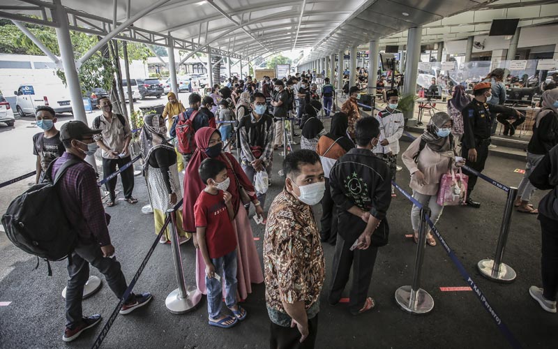 Jelang Pemberlakuan Pelarangan Mudik, Jumlah Penumpang KA di Stasiun Pasar Senen Melonjak - Bagian 2