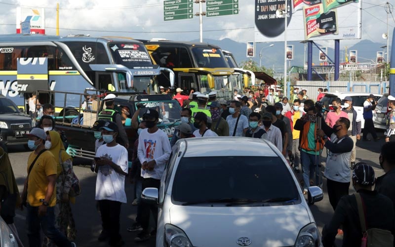  Petugas Gabungan Lakukan Pengetatan Pergerakan Warga di Pelabuhan Ketapang - Bagian 3
