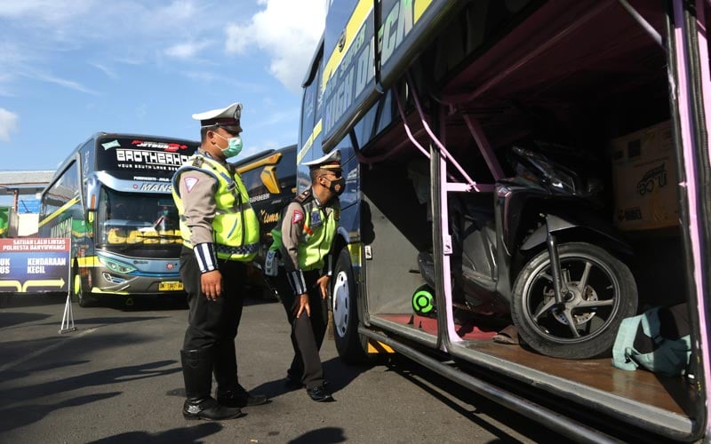  Petugas Gabungan Lakukan Pengetatan Pergerakan Warga di Pelabuhan Ketapang - Bagian 2