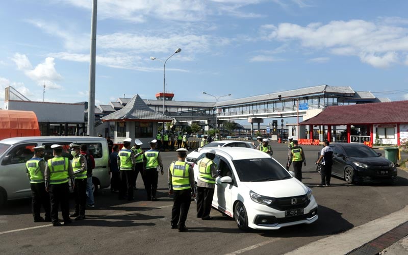  Petugas Gabungan Lakukan Pengetatan Pergerakan Warga di Pelabuhan Ketapang - Bagian 1