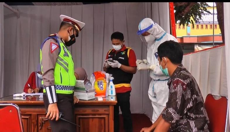 Penyekatan di Pintu Masuk Temanggung, Pemudik Langsung Dites Swab Antigen