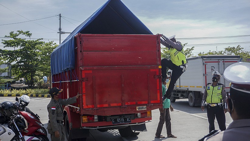 Pengetatan Jalur Pantura, Polisi Periksa Mobil Pribadi hingga Truk - Bagian 2