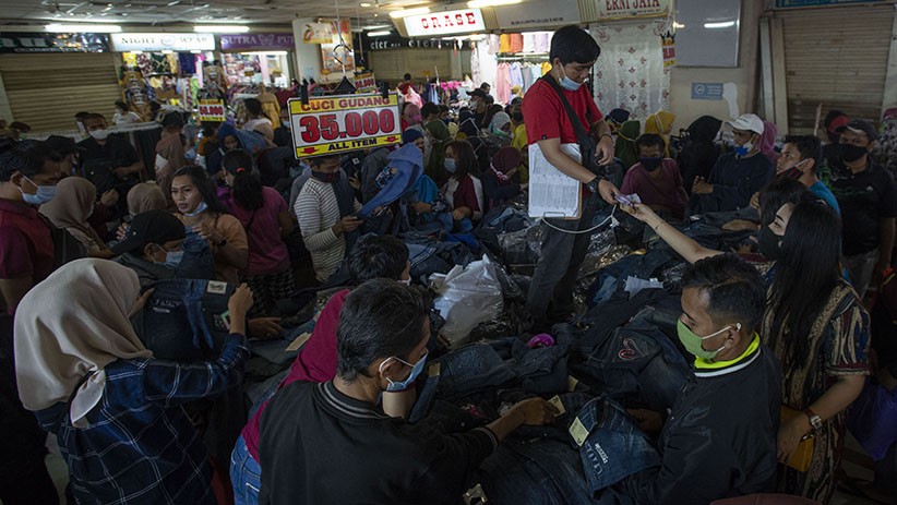 Pasar Tanah Abang Dipadati Puluhan Ribu Pengunjung - Bagian 2