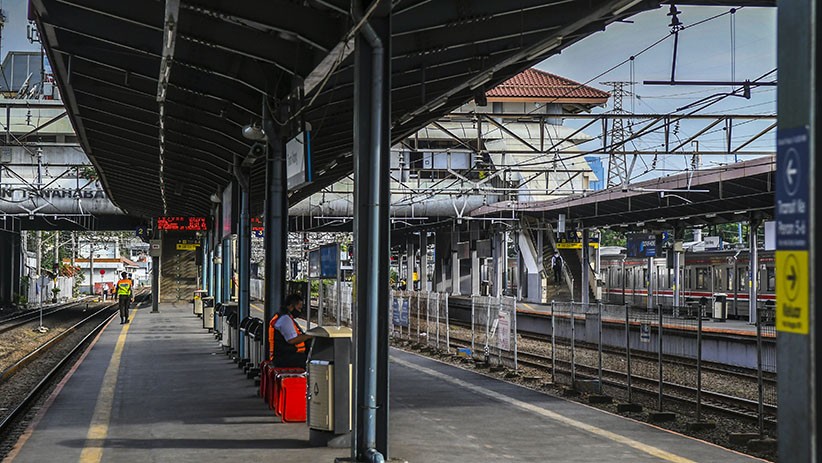 Suasana Stasiun Pasar Tanah Abang Ditutup untuk Menghindari Kerumunan - Bagian 1