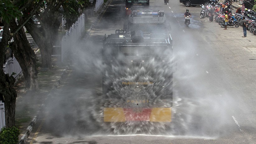 Covid-19 Meningkat, Water Canon Semprot Cairan Disinfektan Jalanan Pekanbaru - Bagian 2