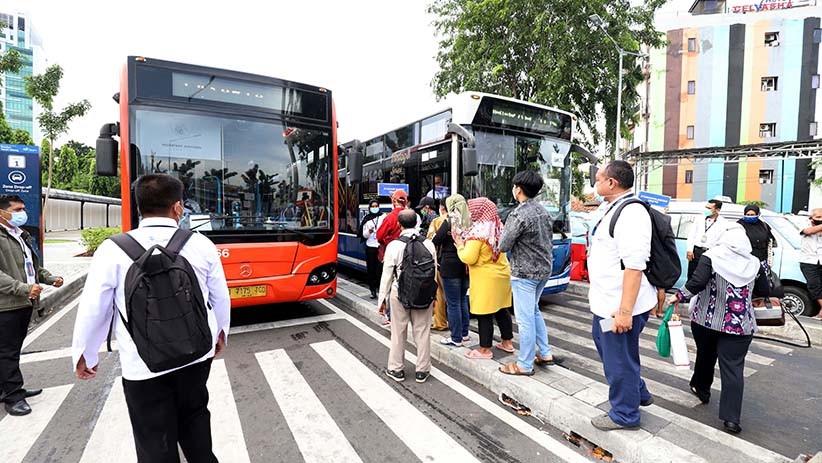 Terdampak Penutupan Stasiun Tanah Abang, Penumpang Naik Bus Gratis - Bagian 5