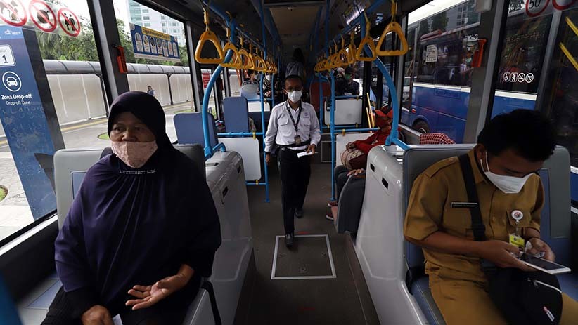 Terdampak Penutupan Stasiun Tanah Abang, Penumpang Naik Bus Gratis - Bagian 4
