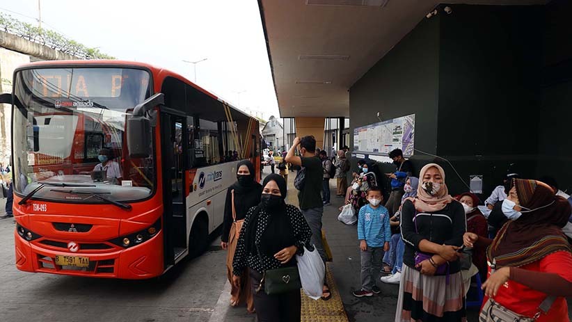 Terdampak Penutupan Stasiun Tanah Abang, Penumpang Naik Bus Gratis - Bagian 3