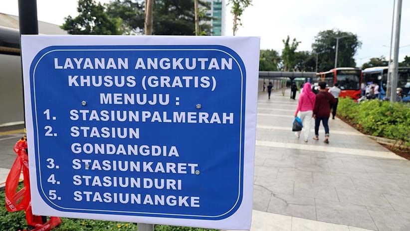 Terdampak Penutupan Stasiun Tanah Abang, Penumpang Naik Bus Gratis - Bagian 2