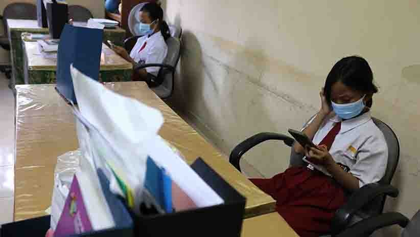Potret Pelajar Kepulauan Seribu Pinjam Ponsel Sekolah untuk Ujian Online - Bagian 2