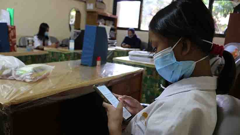 Potret Pelajar Kepulauan Seribu Pinjam Ponsel Sekolah untuk Ujian Online - Bagian 3