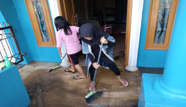 Pipa PDAM Bocor, Jalan dan Permukiman Warga di Bandung Terendam