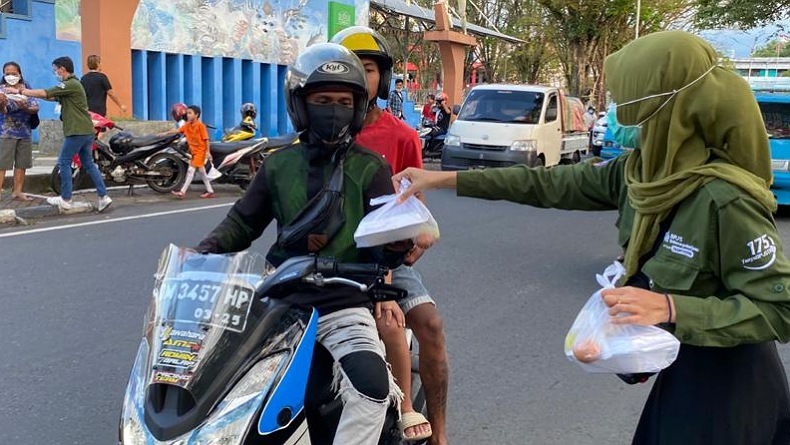 title BPJamsostek Manado Berbagi Takjil di Kawasan Tikala BPJamsostek Manado Berbagi Takjil di Kawasan Tikala