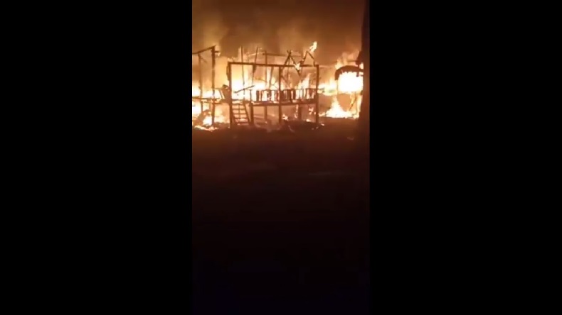 Warga Sholat Tarawih Dikagetkan Kebakaran Rumah, Tak Ada Armada Damkar Datang