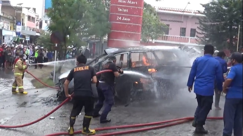 Mobil Terbakar di Depan SPBU, Api Sulit Dipadamkan karena Bawa Belasan Jeriken BBM