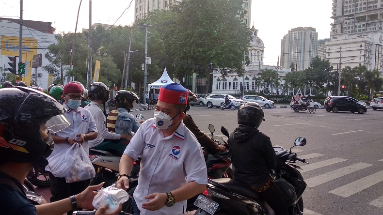 Partai Perindo Sumut Bagikan 500 Paket Takjil untuk Pengguna Jalan di Medan