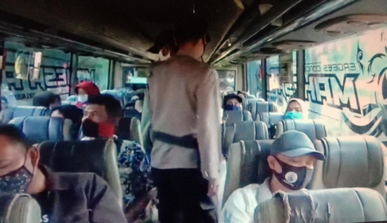 Meski Disekat, Pemudik Mulai Berdatangan Pakai Bus Umum di Kuningan