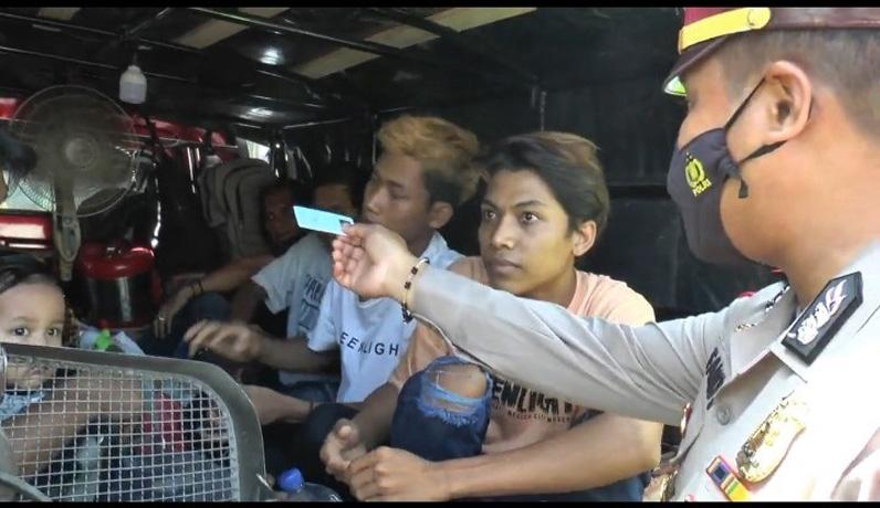Lolos Penyekatan di Jakarta dan Brebes, Mobil Pikap Angkut Pemudik Diadang di Demak