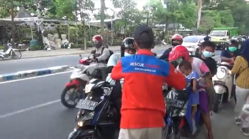 Takjil Gratis DPW Rescue Perindo Jatim, Warga: Alhamdulillah Semoga Berkah 