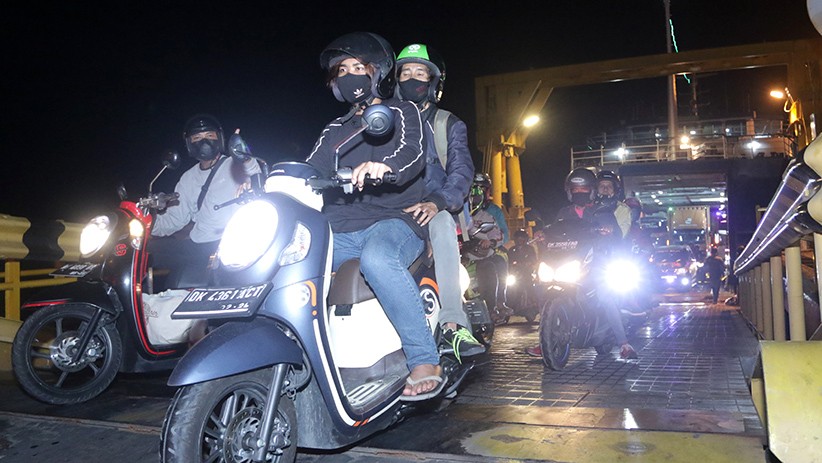 Pemudik dengan Kendaraan Roda Dua Dominasi Pelabuhan Ketapang - Bagian 2