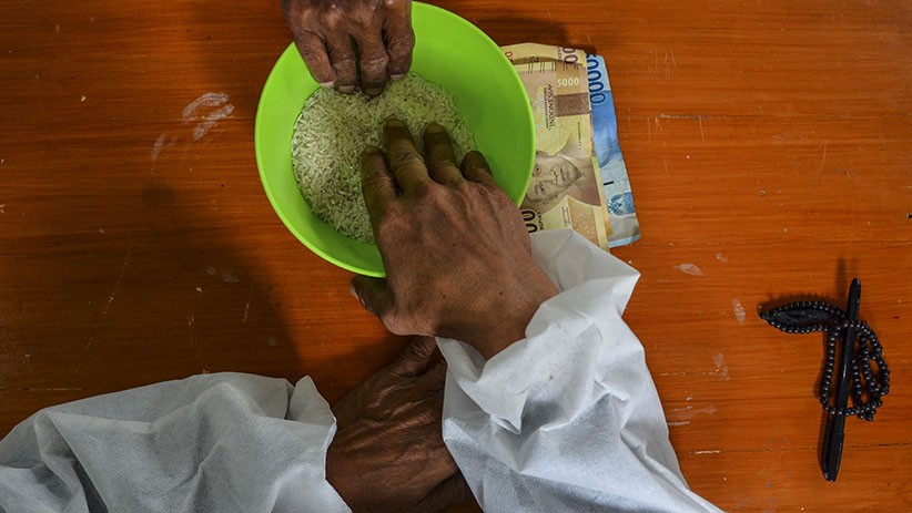 Terima Pembayaran Zakat, Pengurus Masjid Ini Pakai Baju Hazmat - Bagian 2