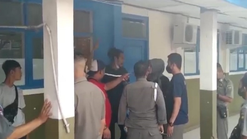 title Kantor Satpol PP Cianjur Dirusak Pedagang, Diduga Dipicu Pungli Uang Lapak Kantor Satpol PP Cianjur Dirusak Pedagang, Diduga Dipicu Pungli Uang Lapak
