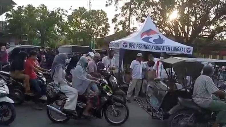 Partai Perindo Langkat Bagikan Takjil kepada Pengguna Jalan dan Santuni Anak Yatim Piatu