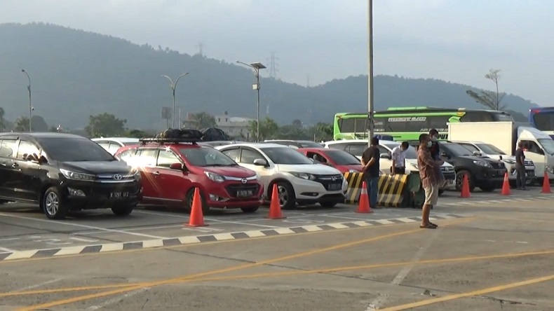 Pelabuhan Merak Dipadati Pemudik di Siang Hari